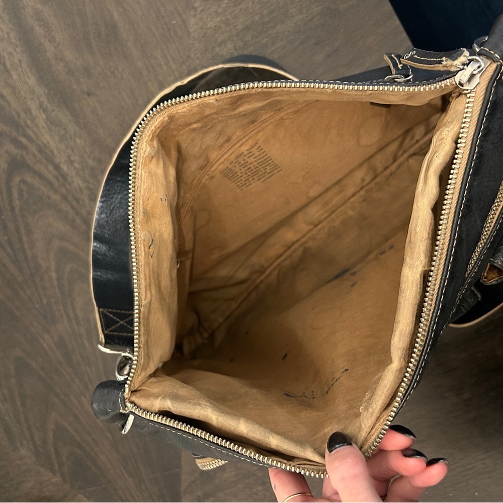 MATT & NAT ~ Vintage butter soft vegan leather unisex messenger handbag - Picture 9 of 16